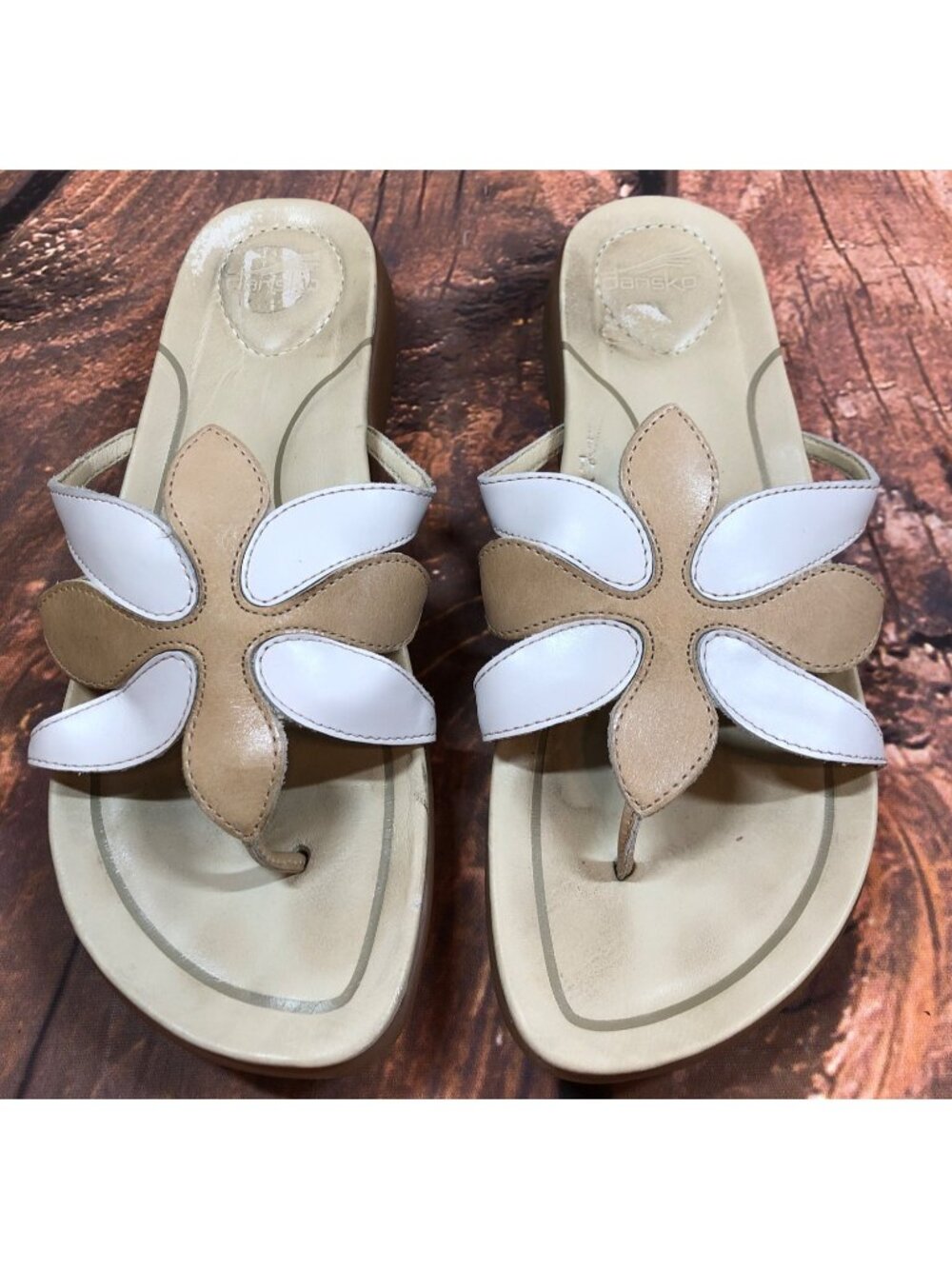 Dansko Womens 38 / 7.5-8 Tan Beige Leather Thong Flower Sandals
